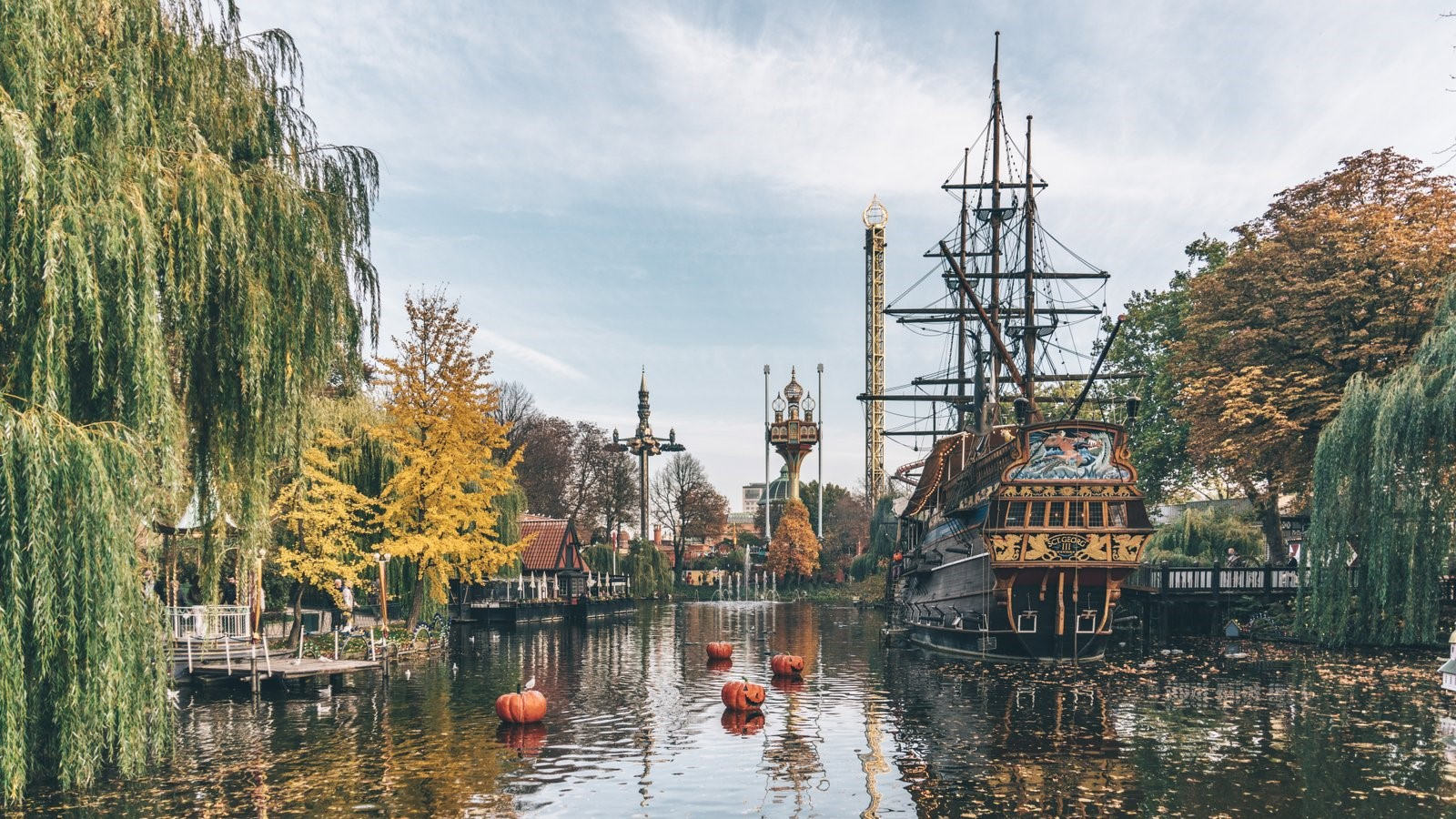 Tivoli i København er sjov og hygge for hele familien året rundt. Oplev fx Halloween i Tivoli om efteråret.