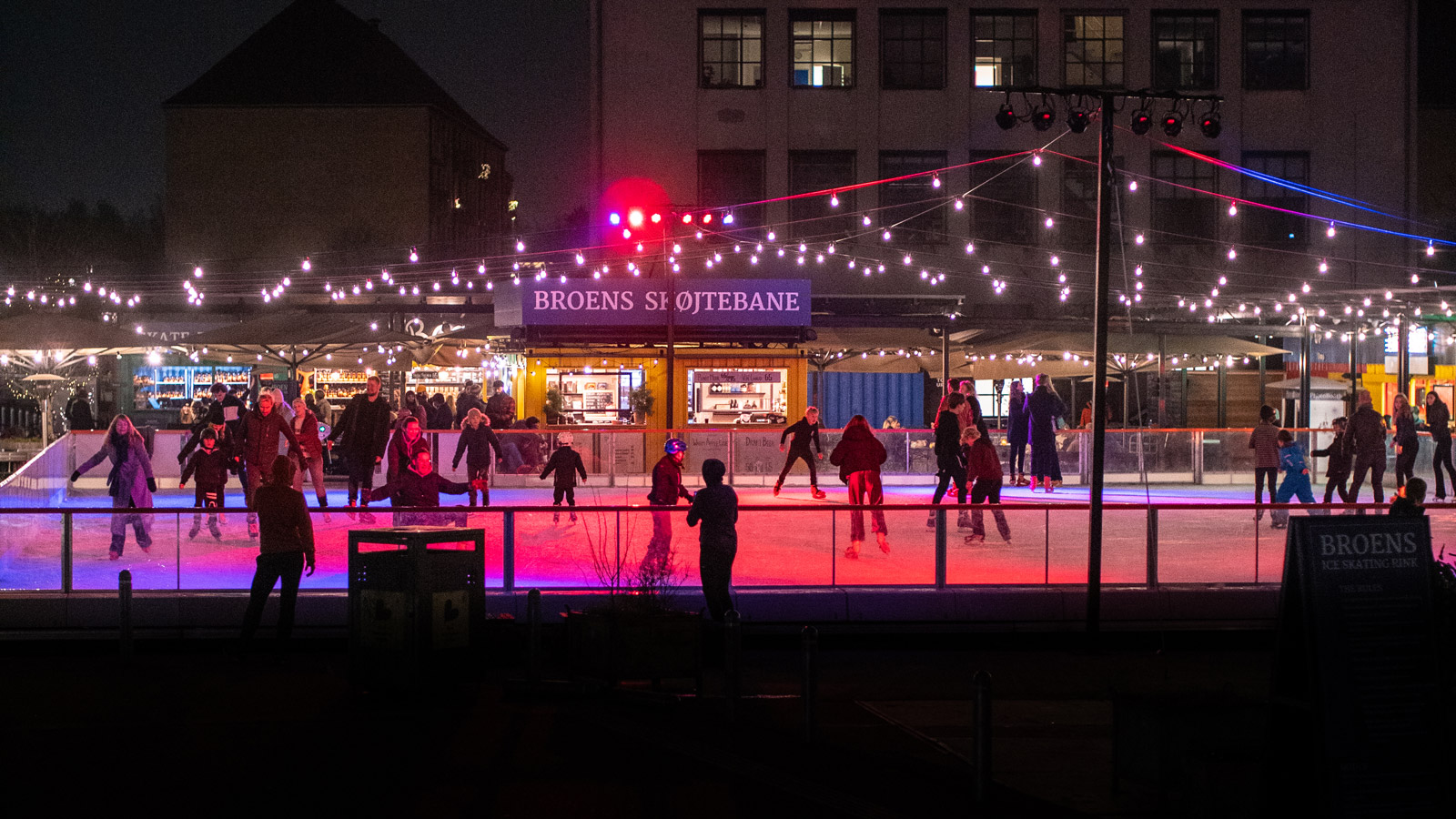 Københavnsk julestemning på Broens Skøjtebane.