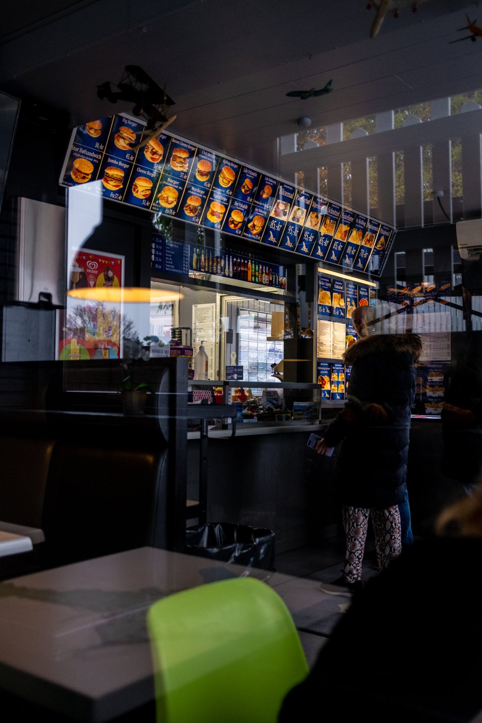 Flyver - At the counter